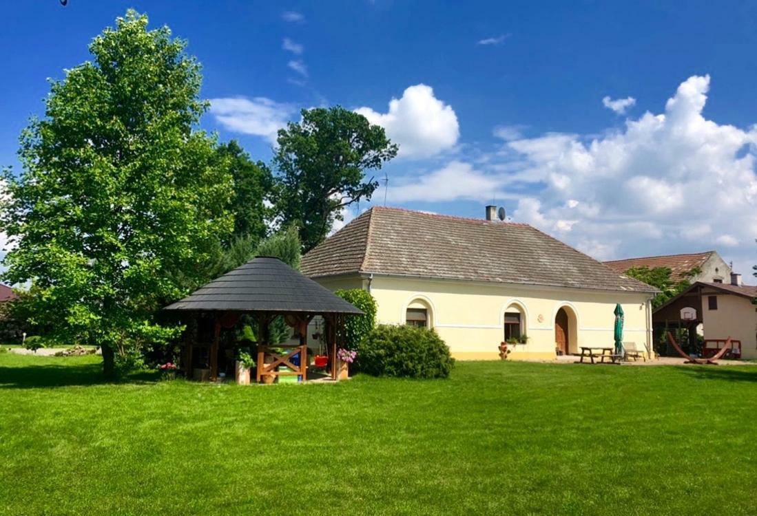 Apartmanove Ubytovanie Pod Dubom Polny Kesov エクステリア 写真